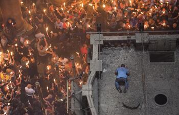 miles-participan-en-la-ceremonia-del-fuego-cristiano-ortodoxa-en-jerusalen--155654000000-1454046.JPG