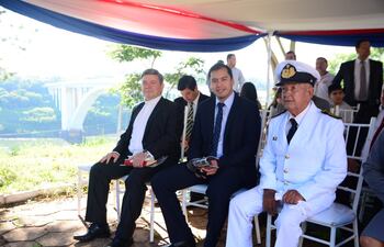 El suboficial Elseario Alcorta Cubas (d) con el intendente Miguel Prieto.