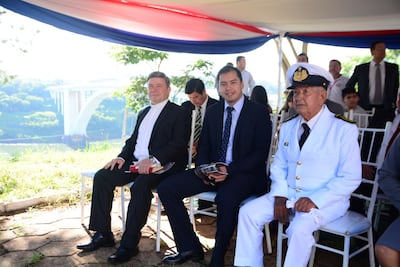 El suboficial Elseario Alcorta Cubas (d) con el intendente Miguel Prieto.