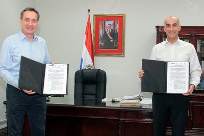 Christian Cieplik, directivo de Retail SA., y Julio Mazzoleni, ministro de Salud, durante la importante firma de convenio.