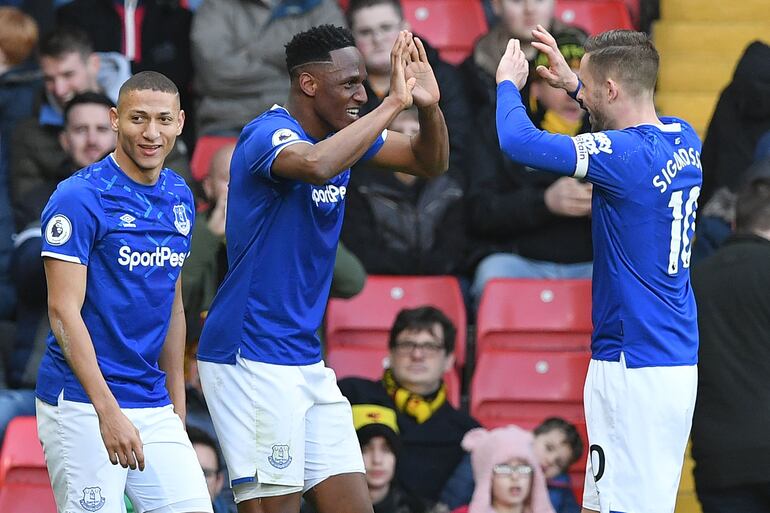 El zaguero de la selección de Colombia celebrando con el capitán del Everton.