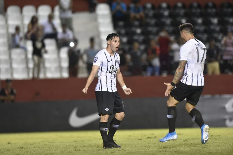 Sebastián Ferreira tras anotar el segundo de Libertad. Se acerca Matías Espinoza.