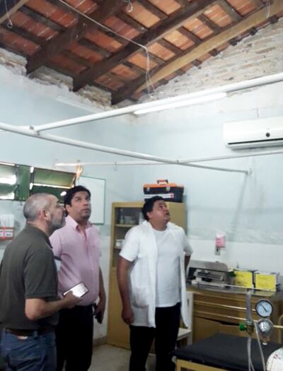 El Arq. Víctor Causarano con el director regional, doctor  Osmar Galeano, y el doctor Víctor Rodríguez, del centro de salud.