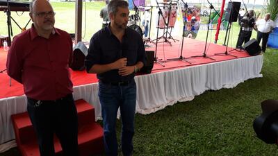 El presidente Mario Abdo Benítez habla con cañicultores, este jueves en J. Manuel Frutos.