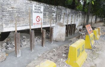 el-cartel-de-advertencia-se-instalo-en-el-mismo-lugar-del-peligro-por-tanto-no-se-puede-leer-a-distancia--195016000000-1064053.jpg