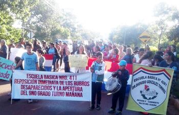 padres-y-alumnos-de-la-escuela-se-manifestaron-ayer-para-exigir-la-reposicion-de-los-rubros--210715000000-1809138.jpg