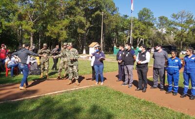 Durante un acto especial, los 241 compatriotas recibieron por parte de miembros de las Fuerzas Armadas una constancia de culminación de la cuarentena.
