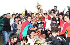 los-jugadores-e-hinchas-del-club-obreros-unidos-posan-con-el-trofeo-de-campeon--213038000000-588290.jpg