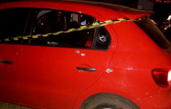 el-automovil-volkswagen-gol-brasileno-fue-rociado-a-tiros-su-conductora-murio-aunque-un-bebe-de-dos-meses-que-viajaba-en-el-vehiculo-se-salvo-milagr-00313000000-1736499.jpg