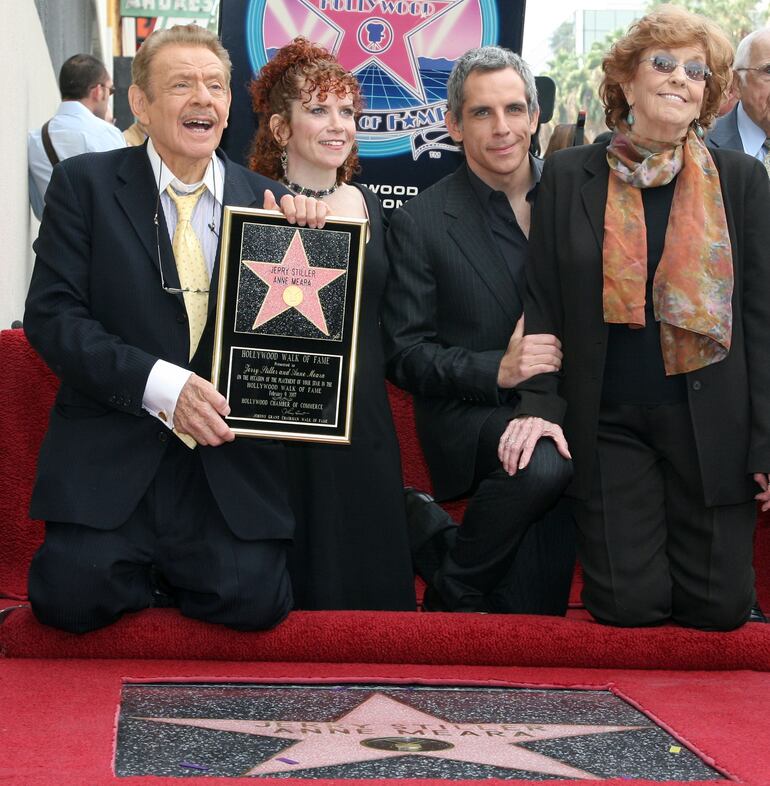 Jerry Stiller, en una fotografía del año 2007, junto a sus hijos Amy y Ben y su esposa Anne Meara.