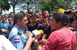Miles de postulantes siguen frente a la Academia Nacional de Policía “General José Eduvigis Díaz”.