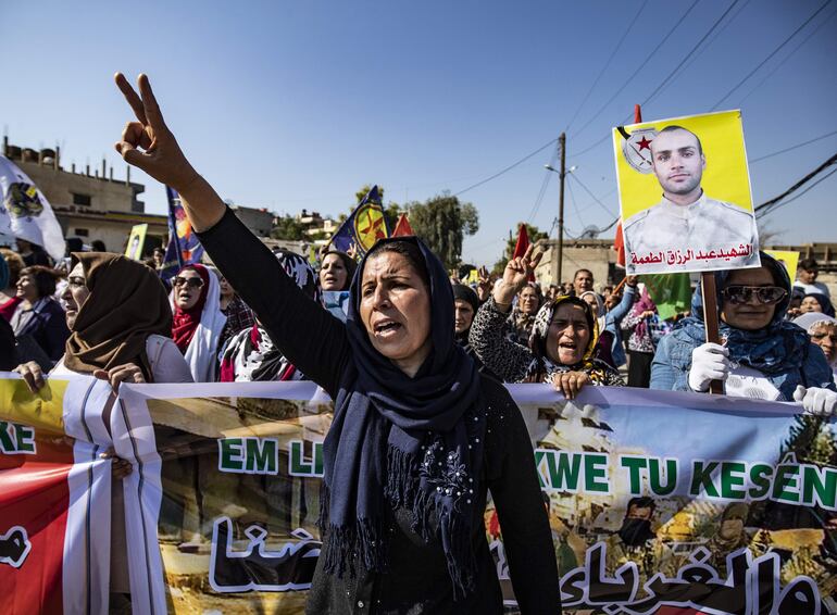 Kurdos sirios se manifiestan en repudio a la invasión turca, en Qamishli.