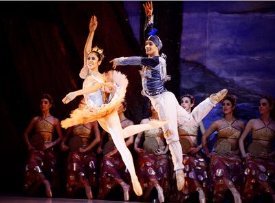 Pamela Giménez y Abel Rivarola, durante la presentación de uno de los actos de “La bayadera”, en el Municipal.