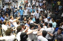 miembros-de-la-juventud-liberal-jlra-pero-de-bandos-opuestos-se-trenzaron-a-golpes-luego-de-que-la-convencion-aprobara-la-linea-politica-bajad-222042000000-640180.jpg