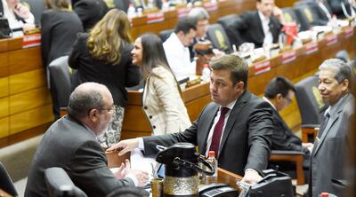 Justo Zacarías Irún (Izq.) y Colym Soroka conversan durante la sesión de Diputados ayer.