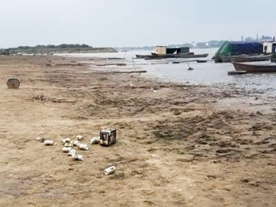 Latas de cerveza fueron tiradas por los visitantes en la costa del río Paraguay en Piquete Cue.