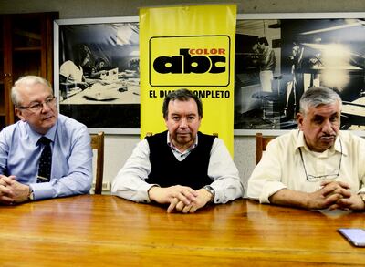 El Dr. Oscar Sánchez, médico clínico junto, al Dr. Víctor Gaona, neurólogo, y el Dr. Isaías Fretes, médico cirujano.