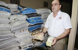 el-fiscal-julio-cesar-yegros-junto-a-los-billetes-venezolanos-que-fueron-cargados-en-bolsas-su-actuacion-ahora-esta-en-la-mira--221345000000-1576329.jpg