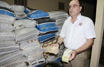 el-fiscal-julio-cesar-yegros-junto-a-los-billetes-venezolanos-que-fueron-cargados-en-bolsas-su-actuacion-ahora-esta-en-la-mira--221345000000-1576329.jpg