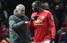 jose-mourinho-y-romelu-lukaku-dos-de-los-involucrados-en-la-pelea-entre-miembros-del-united-y-del-city-afp--220756000000-1658754.jpg