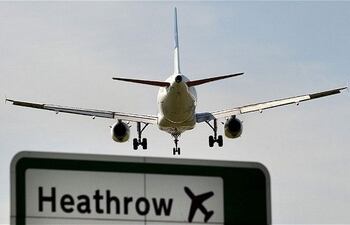 grupo-ecologista-invade-pista-de-heathrow-en-protesta-por-ampliacion-35011000000-1352899.jpg