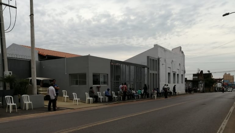 BNF de Carapeguá sigue sitiada de adultos mayores.