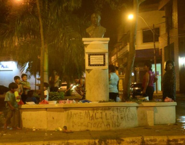 Ni&ntilde;os ind&iacute;genas aguardaban la navidad como cualquier otro d&iacute;a en la calle M&eacute;xico, al costado de la Plaza Uruguaya. Foto: Diego Peralbo