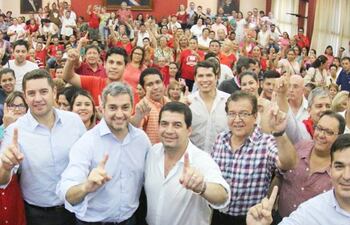 mario-abdo-benitez-c-alliana-hugo-velazquez-nicanor-y-dirigentes-de-capital-ayer-en-la-junta-de-gobierno-de-la-anr--212218000000-1689227.jpg