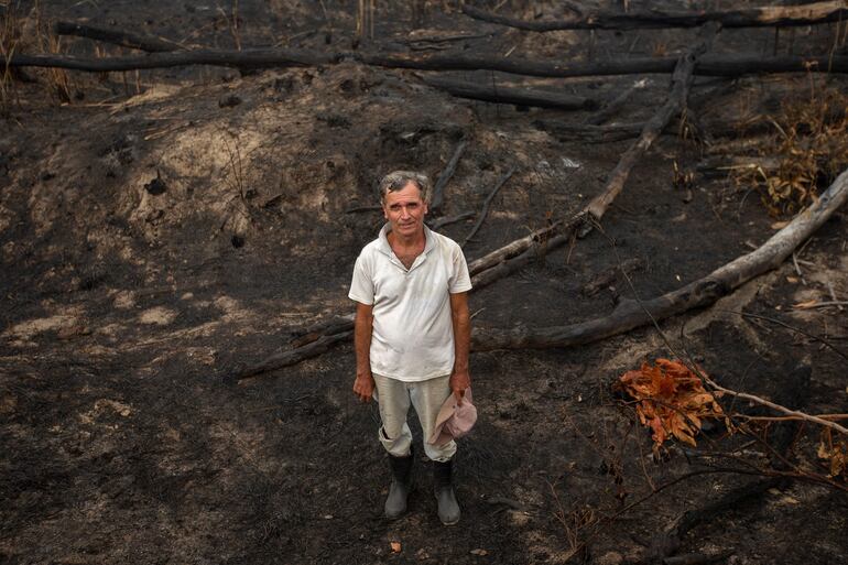 El ganadero Helio Lobardo posa para una foto en medio de la destrucción dejada en su hacienda por uno de los incendios que han golpeado la Amazonía brasileña, en el estado de Rondonia (Brasil).