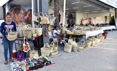 Una gran cantidad de artículos artesanales exhiben en la feria.