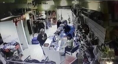 Los malvivientes rodearon a una de las empleadas del local para quitarle el dinero y otras pertenencias.