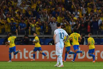 Brasil festeja el gol ante la mirada de Lionel Messi.