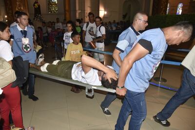 Fiel atendido tras llegar peregrinando a la Basílica.