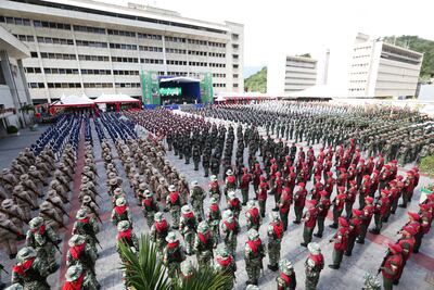 Fotografía publicada por la presidencia venezolana que muestra una vista general de una ceremonia militar presidida por el presidente de Venezuela, Nicolás Maduro, en Caracas el 28 de diciembre de 2019.