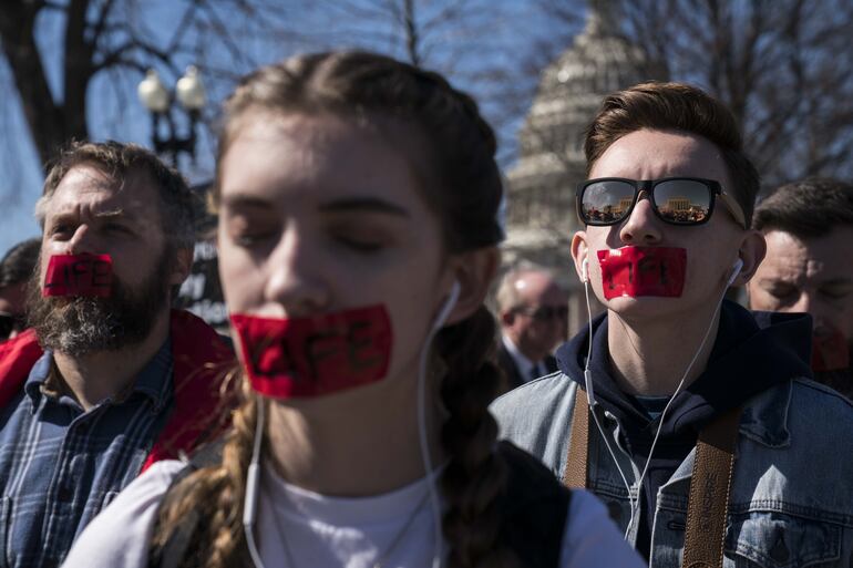 Activistas "pro vida" se manifiestan frente a la Corte Suprema de EE.UU.