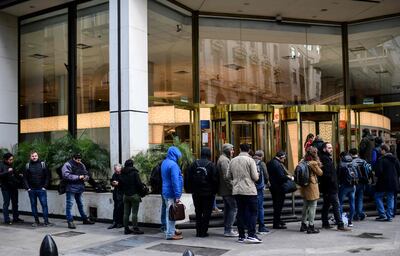Argentinos forman fila frente a un banco local, preocupados por las medias cambiarias implementadas por el Gobiern de Mauricio Macri.