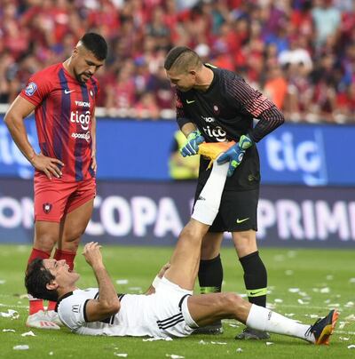 Roque Santa Cruz es asistido por el arquero del Ciclón, Juan Pablo Carrizo.