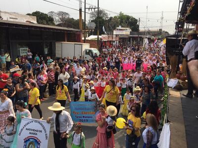 En el desfile llevado a cabo en Guarambaré también participaron estudiantes y familias enteras.
