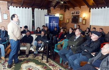 el-experto-hector-bonomi-durante-la-charla-en-el-local-de-polled-hereford--213123000000-1732465.jpg