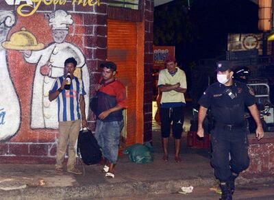 Un oficial se acerca a los jóvenes sorprendidos en plena calle.