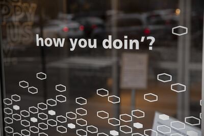 Un cartel en la entrada de un hotel en Brooklyn. La situación económica en Nueva York continuó disminuyendo a medida que más empresas cerraron sus puertas debido a la pandemia de coronavirus.