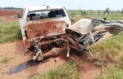 El impacto de la  explosión del artefacto de fabricación casera destrozó la carrocería del vehículo, sin dañar el habitáculo. Los cuatro ocupantes apenas sufrieron golpes y contusiones leves.