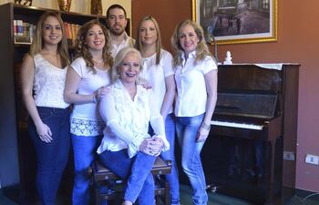 lida-gimenez-garcete-centro-rodeada-de-sus-hijos-rossana-liza-virginia-y-daniel-ayala-gimenez-y-su-nieta-mayor-kiara-portillo--194740000000-1565215.jpg