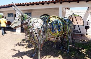 este-toro-de-hierro-reciclado-de-tamano-natural-recibe-a-quienes-visitan-el-local-de-la-fundicion-san-carlos--200722000000-639624.jpg