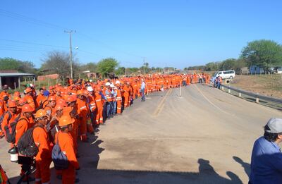Foto de archivo del mes de febrero pasado, cuando se inauguraba otro tramo de la bioceánica. Se observa la gran cantidad de obreros en la zona de Carmelo Peralta. Las obras públicas no paran.