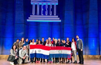 la-delegacion-paraguaya-frente-a-la-sede-de-la-unesco-en-paris-francia-fue-luego-de-participar-de-la-jornada-de-interculturalidad--194439000000-1723451.jpg