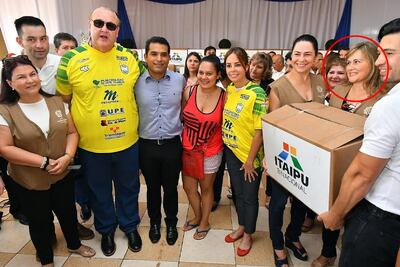 Maura Olazar (en círculo), quien autorizó la compra de los kits desde el PTI, mira al gobernador Rodolfo González Vaesken en un evento político en la sede de la Gobernación de Alto Paraná el 2 de febrero de 2019.