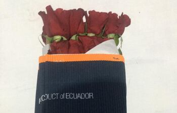 Flores que supuestamente llegaron hoy de Ecuador y ya están en venta en florerías de Asunción.