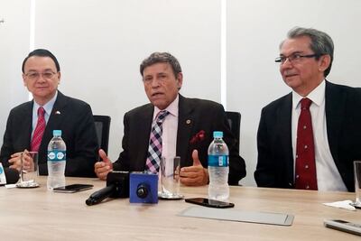 El embajador Diego L. Chou; Eduardo Felippo; y el viceministro Luis Llamosas (i a d).