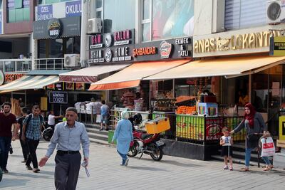 Calle del barrio de Baglarçesme en el distrito de Esenyurt, en Estambul, poblado en su gran mayoría por refugiados sirios, tomada el pasado mes de julio. Una nueva norma obliga a rotular todas las tiendas en turco. La grafía árabe no puede ocupar más del 25% del letrero. La medida, ordenada en julio por el Ministerio turco del Interior, simboliza el cambio de actitud hacia los refugiados sirios, antes considerados "huéspedes bienvenidos".
